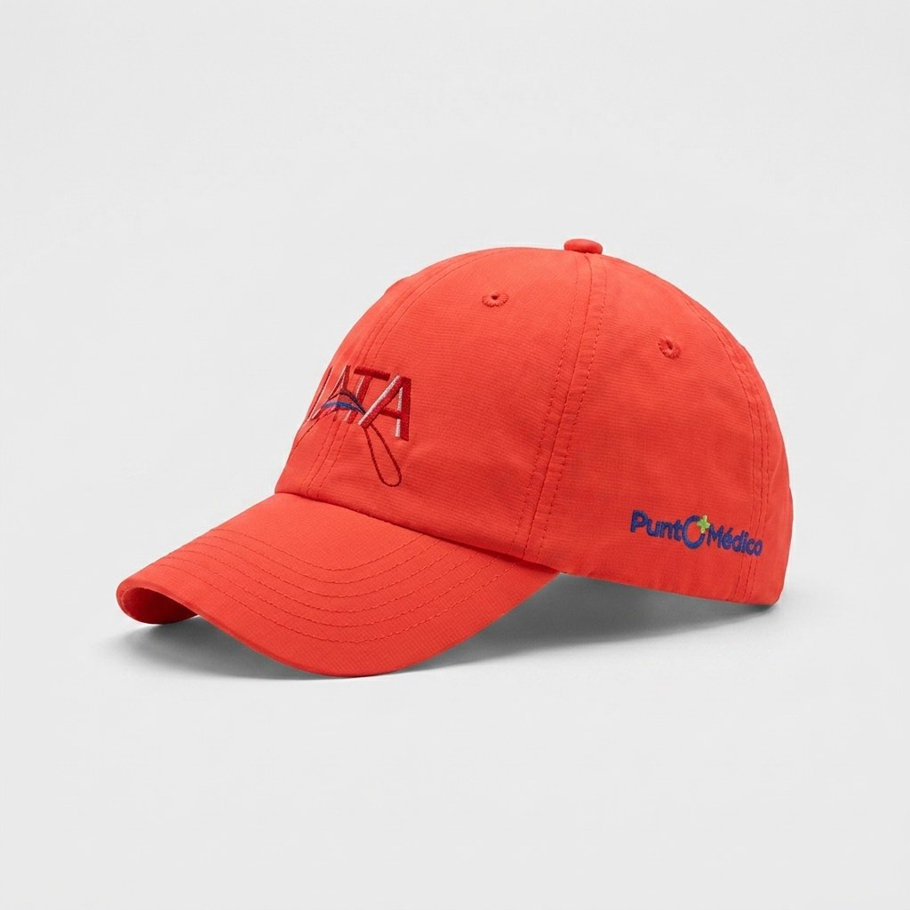 Gorra en color con bordado al tono